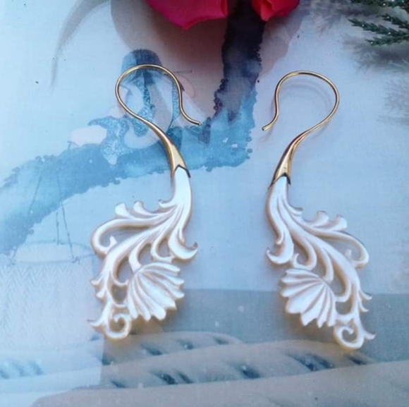 Jewelry - Shell carved earrings